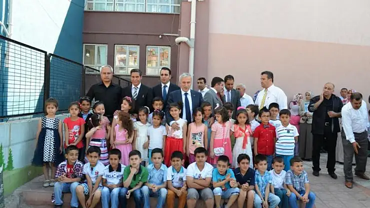 VALİ KAMÇI ÇOCUKLARIN KARNE SEVİNCİNE ORTAK OLDU