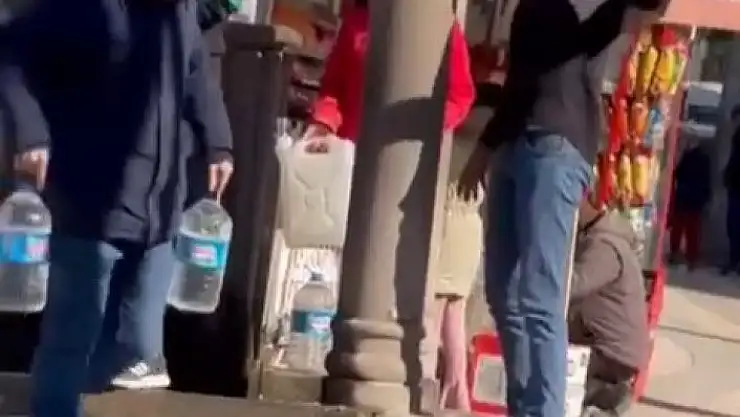 'Kuaförde tıraş olurken sular kesildi, 2 müşteri yüzleri maskeli çeşmeye koştu'