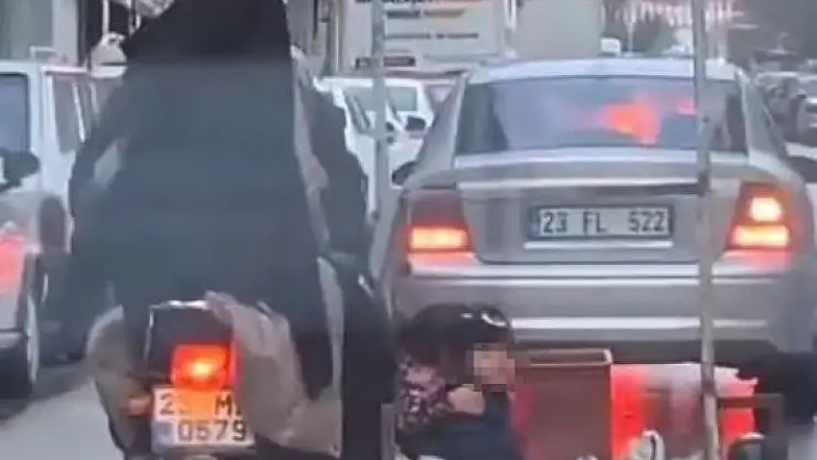'Küçük çocukların tehlikeli motosiklet yolculuğu kamerada'