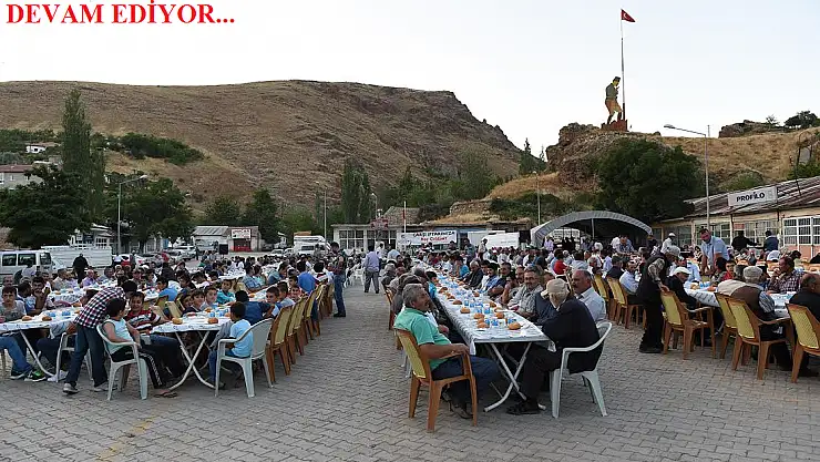Büyükşehir Belediyesi Kuluncak Cumhuriyet Meydanında iftar yemeği verdi