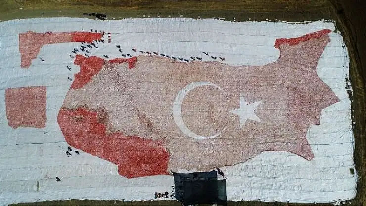 'Kurutmalık domateslerle hem Elazığ haritası, hemde ay-yıldız oluşturuldu'
