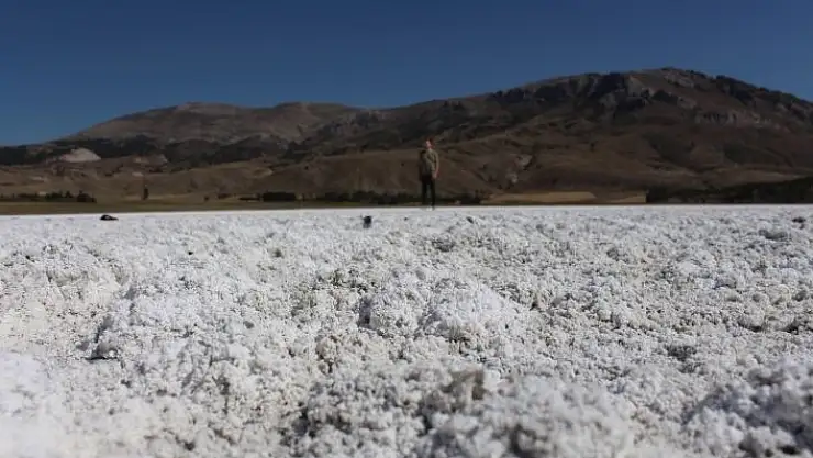 'Kuruyan gölde oluşan tuz tabakası kış manzarası oluşturdu'