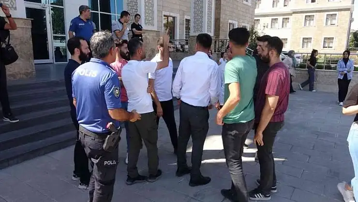 'Kütüphanede yer bulamayan öğrenciler valiliğe yürüdü'