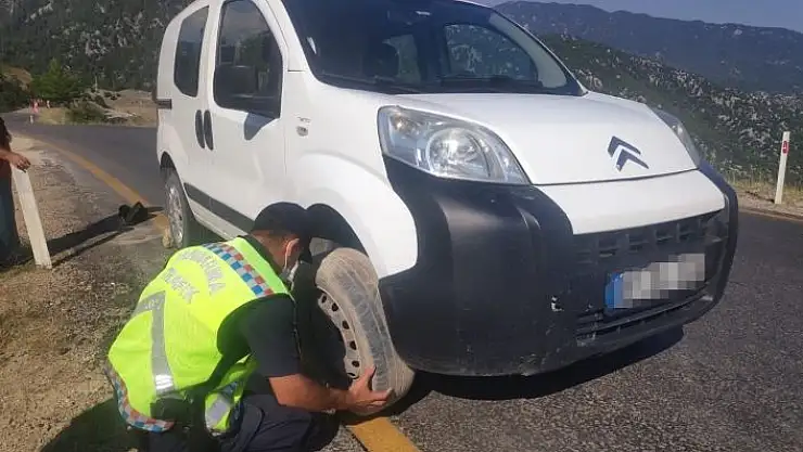 'Lastiği patlayan sürücüye jandarma yardım etti'