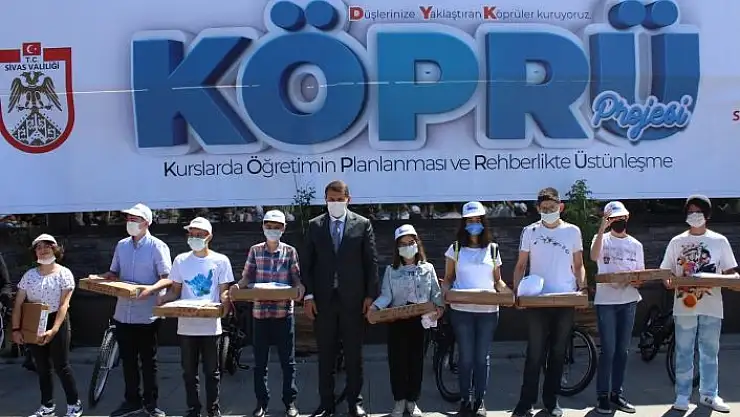 'LGS´de başarılı olan 137 öğrenci tek tek ödüllendirildi'