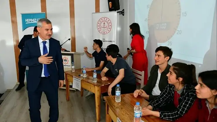 'Lise öğrencileri ´´Çevre Bilinci ve Sıfır Atık´´ için ter döktü'