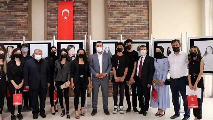 'Lise öğrencileri resim sergisi açtı'