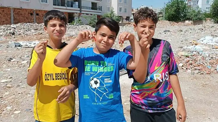 'Mahallede oyun oynayan çocuklar enkazda altın buldu'