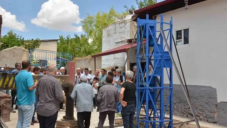 'Mahalleliden güç birliği: Depremde yıkılan minarenin yerine fiberglas ve çelikle yenisi yapılıyor'