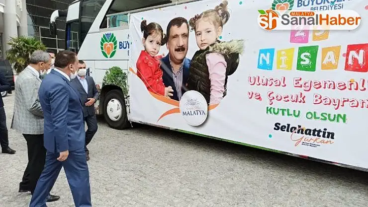 Malatya'da evlere Türk Bayrağı dağıtıldı