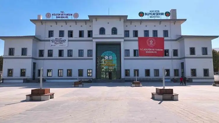 'Malatya 100. Yıl İl Halk Kütüphanesi´ne öğrencilerden tam not'