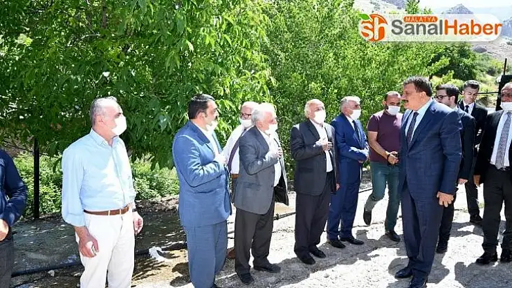 Malatya Büyükşehir Belediyesi, Kadiruşağı yolunu asfaltlıyor