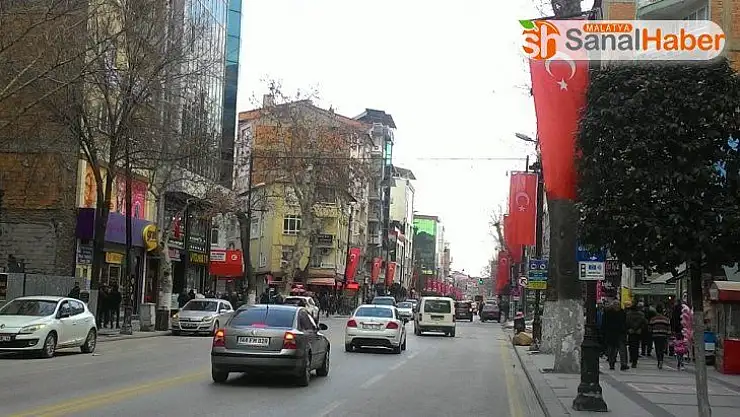 Malatya caddeleri Türk bayraklarıyla donatıldı