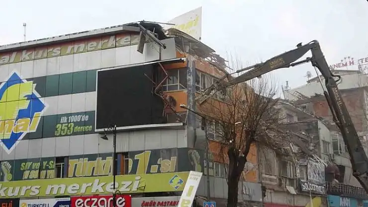 'Malatya´da ağır hasarlı binaların yıkımı sürüyor'