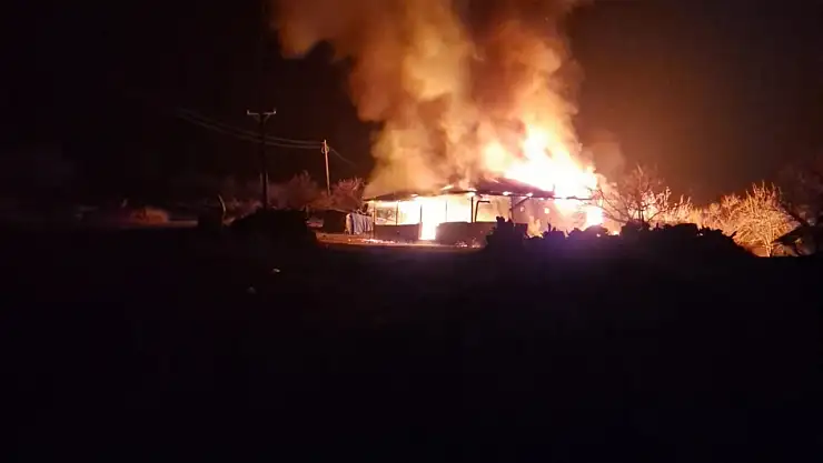 Malatya'da alevlere teslim olan ev küle döndü