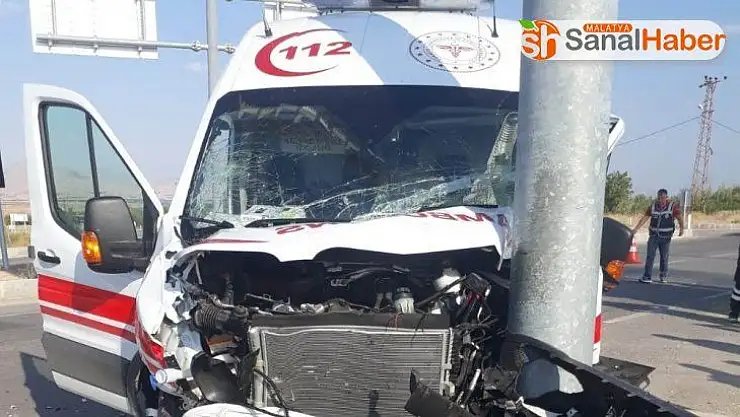 Malatya'da ambulansla otomobil çarpıştı
