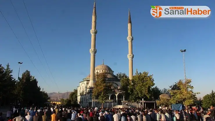 Malatya'da bayram namazında camiler doldu taştı