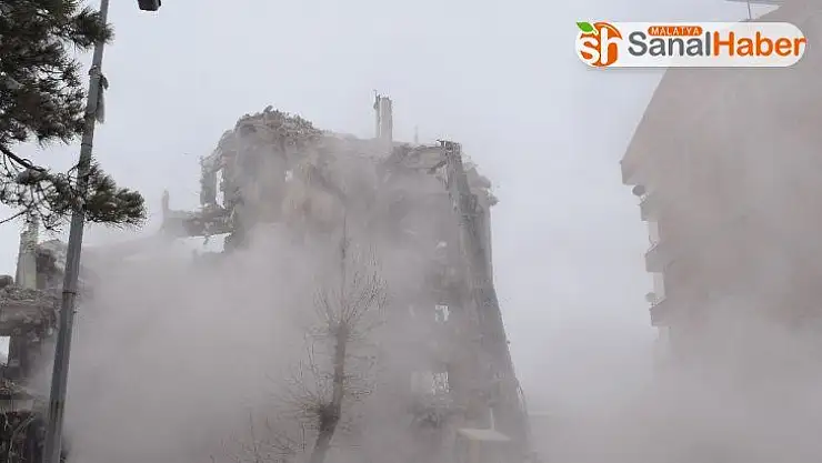 Malatya'da deprem öncesi boşaltılan binalar da yıkılıyor