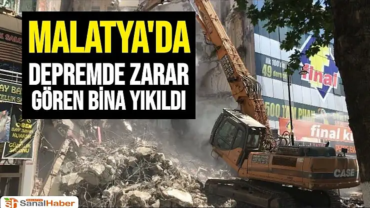 Malatya'da depremde zarar gören bina yıkıldı