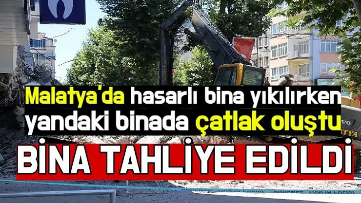 Malatya'da Depremden hasar gören bina yıkılırken yan binada çatlak oluştu, bina tahliye edildi