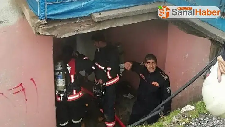Malatya'da ev yangını, 3 kişi dumandan etkilendi