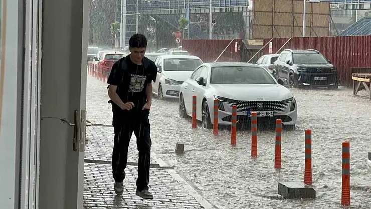 Malatya'da sağanak yağış hayatı felç etti