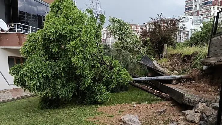 Malatya'da sağanak yağış site duvarını yıktı