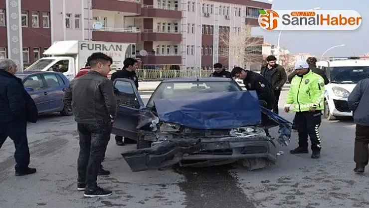 Malatya´da Otomobilin çarptığı araç takla attı  Sürücü kaçtı 4 yaralı