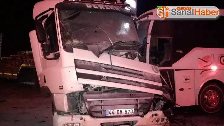Malatya'da yolcu otobüsü ile kamyonet çarpıştı