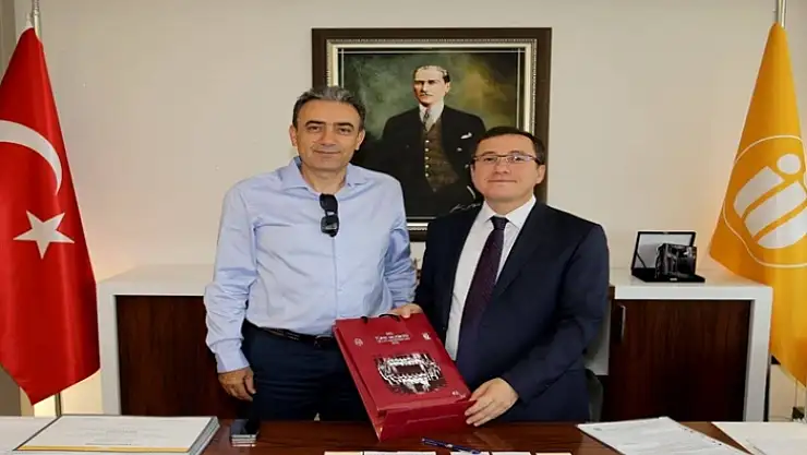 Rektör Kızılay'a Arguvan türküleri hediye edildi