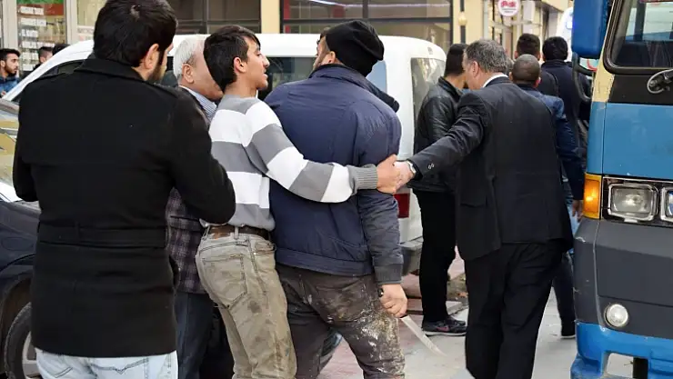 Trafik kazası bıçaklı kavgaya dönüştü