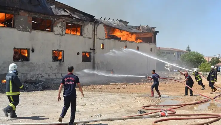 Malatya'da yangın alev alev yandı