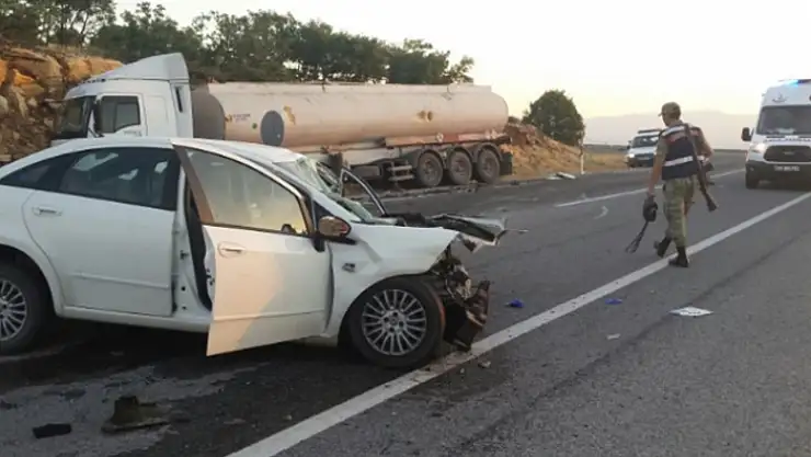 Malatya'da otomobil tıra çarptı kaza da banka müdürü öldü