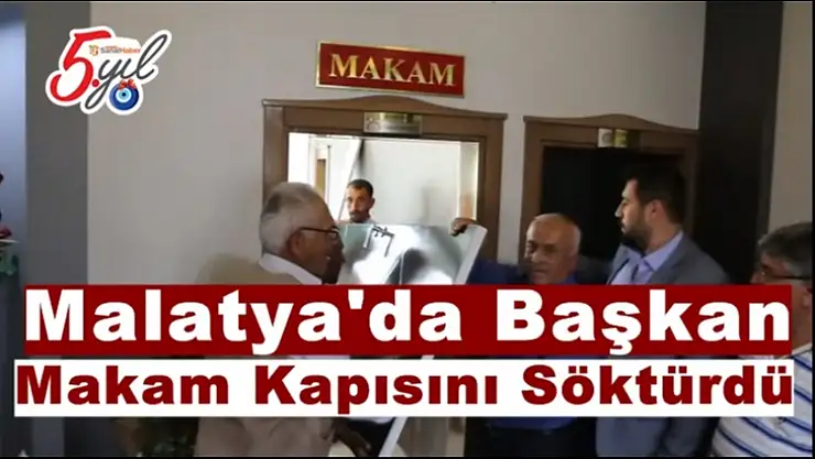 Malatya'da Başkan Makam Kapısını Söktürdü