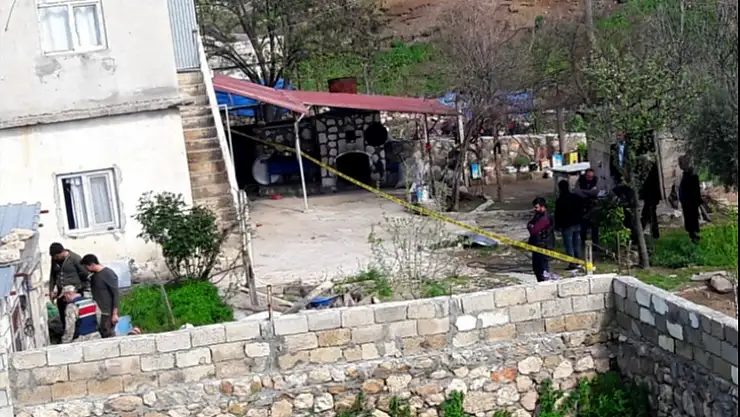 Yaşlı adamı eşi keserle öldürdü