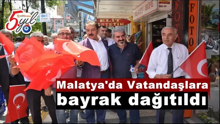 Malatya'da Vatandaşlara bayrak dağıtıldı
