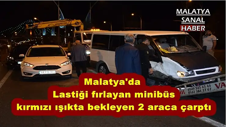 Malatya'da  Lastiği fırlayan minibüs  kırmızı ışıkta bekleyen 2 araca çarptı