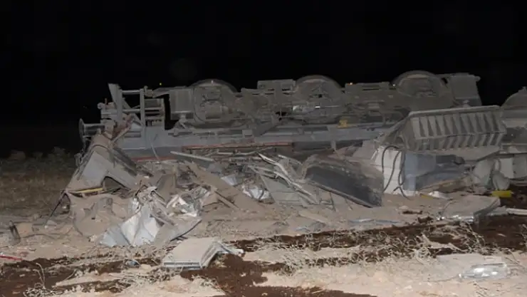 Yük treni devrildi:2 ölü