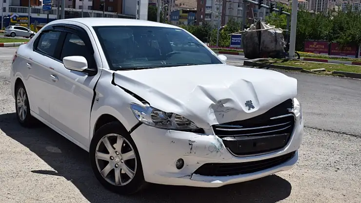 Malatya'da iki otomobilin çarpıştı