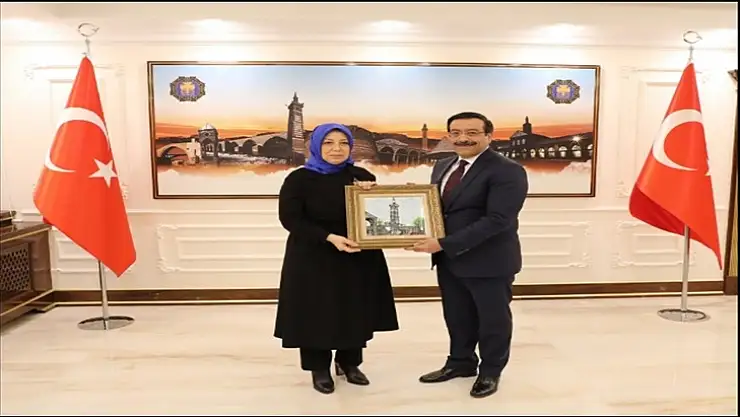 Öznur Çalık Diyarbakır'da