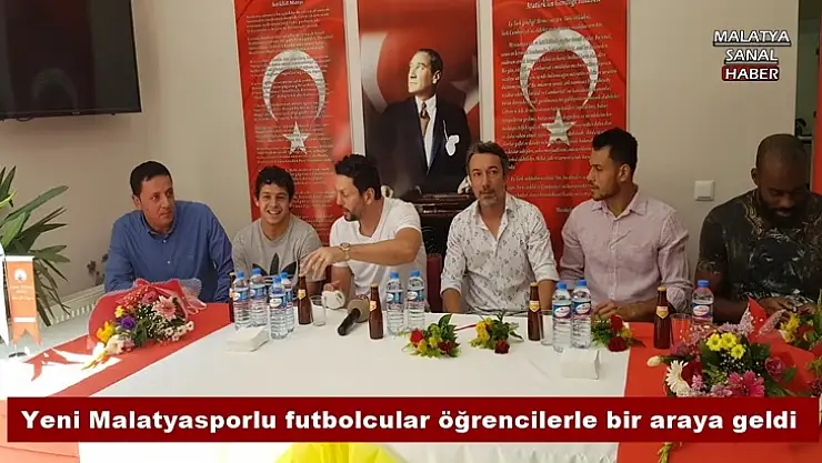 Yeni Malatyasporlu futbolcular öğrencilerle bir araya geldi