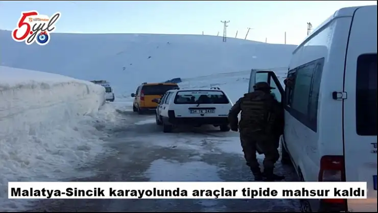 Malatya-Sincik karayolunda araçlar tipide mahsur kaldı