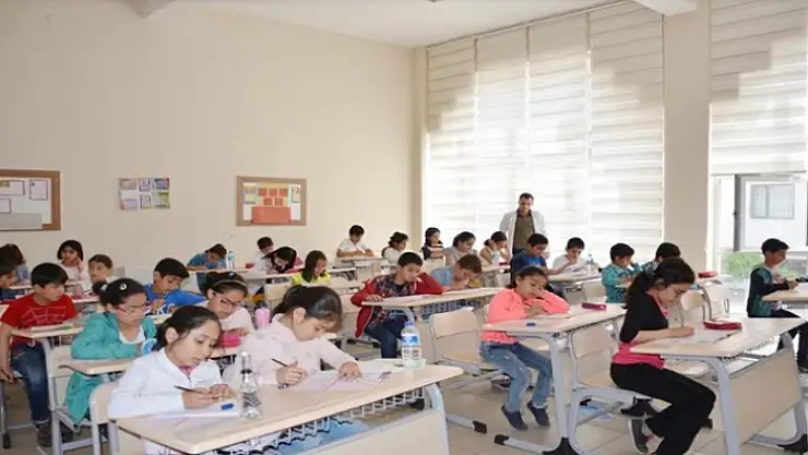 Semt konaklarında sınavlara hazırlanan 68 öğrenci burs kazandı