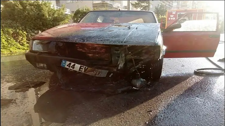 Malatya´da park halindeki araç alev alev yandı
