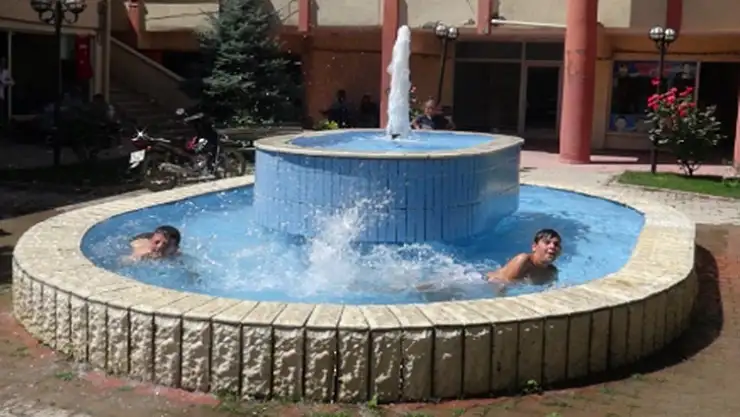 Malatya'da Sıcaktan bunalan çocuklar süs havuzunda serinledi