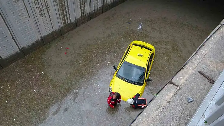 Malatya sağanak yağışa teslim: Yollar göle döndü
