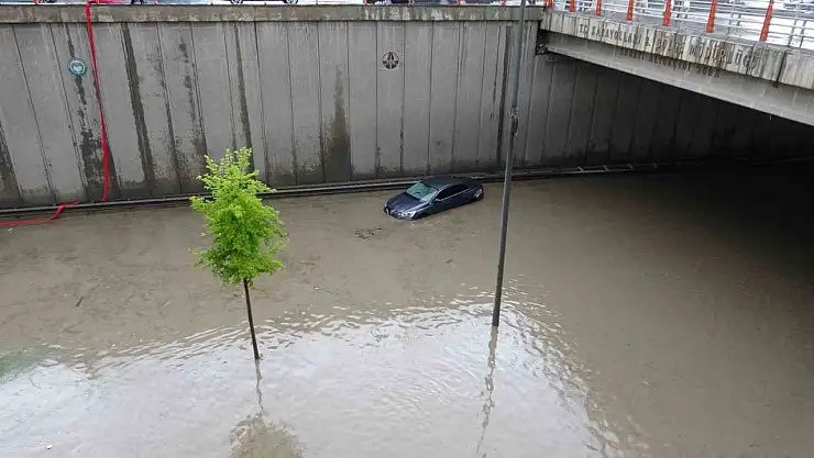 Malatya'yı sağanak vurdu: Araçlar yollarda mahsur kaldı