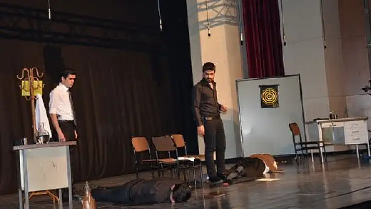 'BARIŞ RESSAMI'' SAHNELENDİ'''