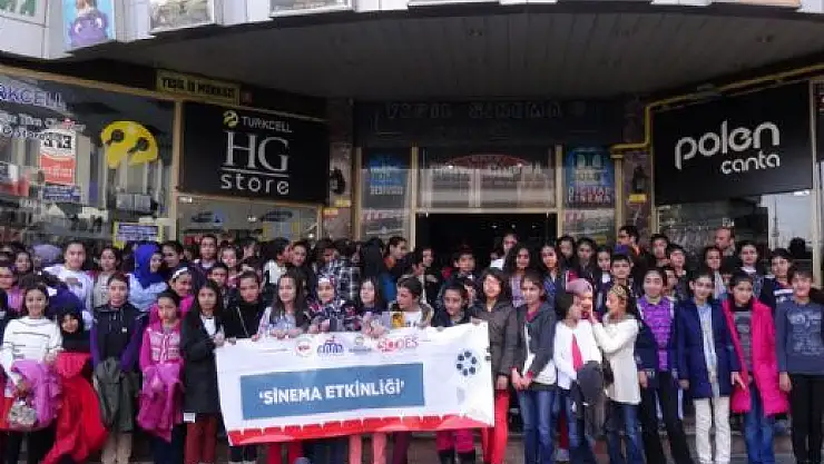 SEMT KONAKLARI VE EĞİTİM MERKEZLERİNDE KURS GÖREN ÖĞRENCİLER, SİNEMAYLA TANIŞTIRILDI