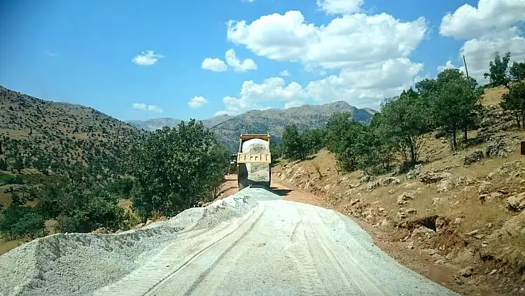 BÜYÜKŞEHİR BELEDİYESİ YAZIHAN´DA 90 KM YOL ÇALIŞMASI YAPTI